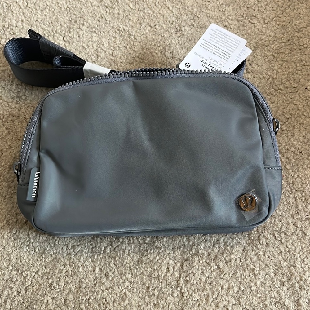 (NWT) Lululemon Everywhere Belt Bag in  Asphalt Grey Large 2L